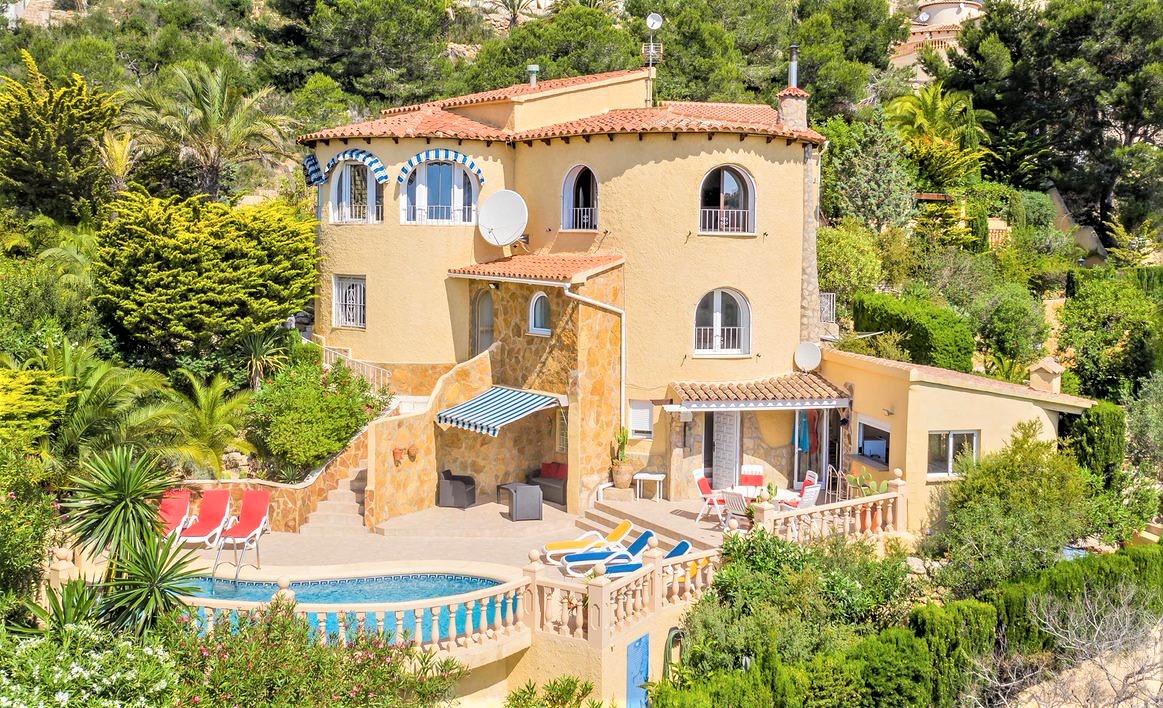 Immaculate sea view villa with lovely gardens