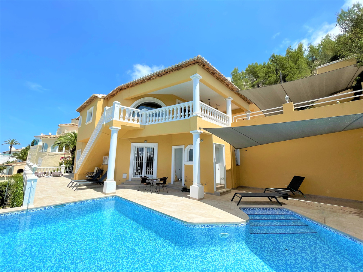 Four bedroom Moraira villa with fantastic sea and country views