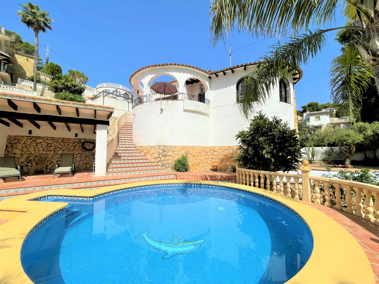 En tradisjonell og vakkert presentert villa med to soverom, ett bad med basseng og en nydelig hage