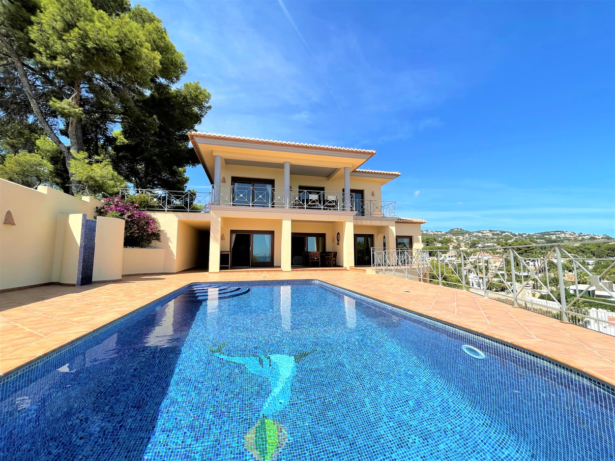 En syv roms villa med basseng og fantastisk havutsikt, Benissa Costa