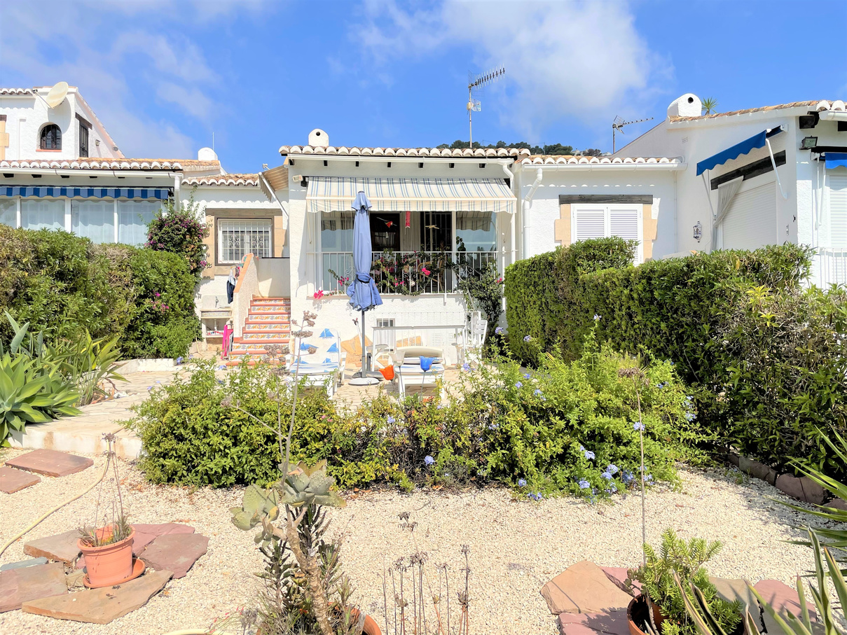 A cosy two bedroom, one bathroom bungalow with a garden and glimpse of the sea