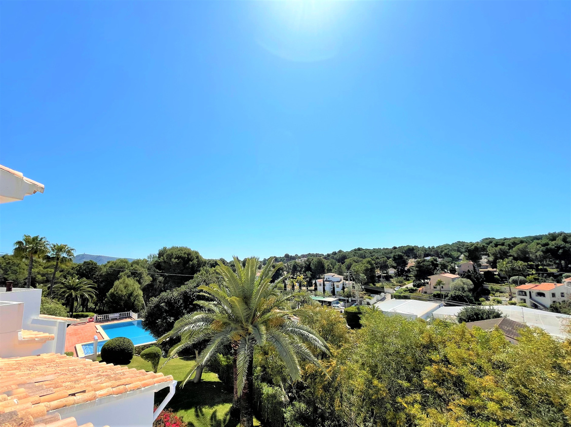 A traditional top floor apartment with community pool within walking distance to Moraira