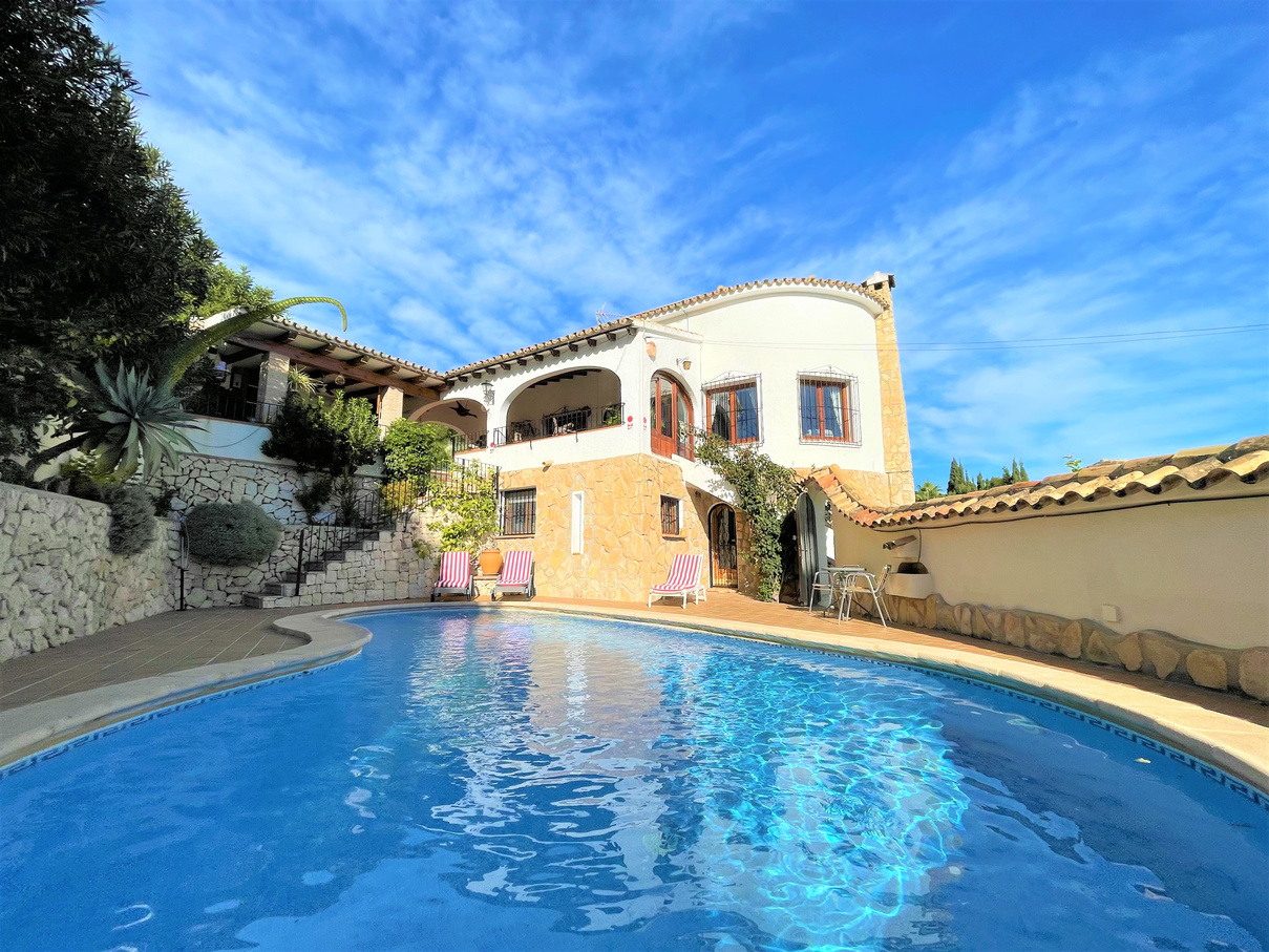 A four bedroom villa with garage and sea views, Moraira 