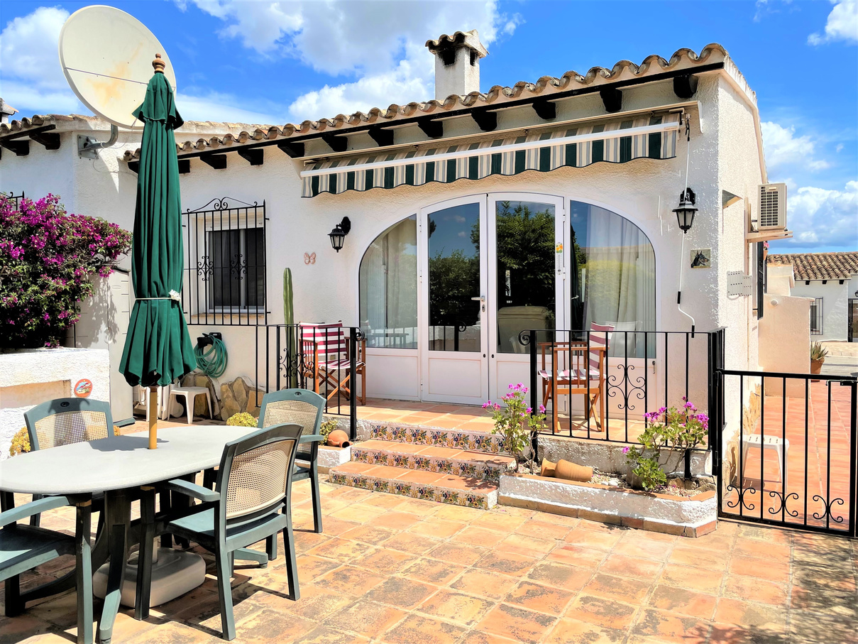 End of terrace semi-detached bungalow with lovely garden, Moraira
