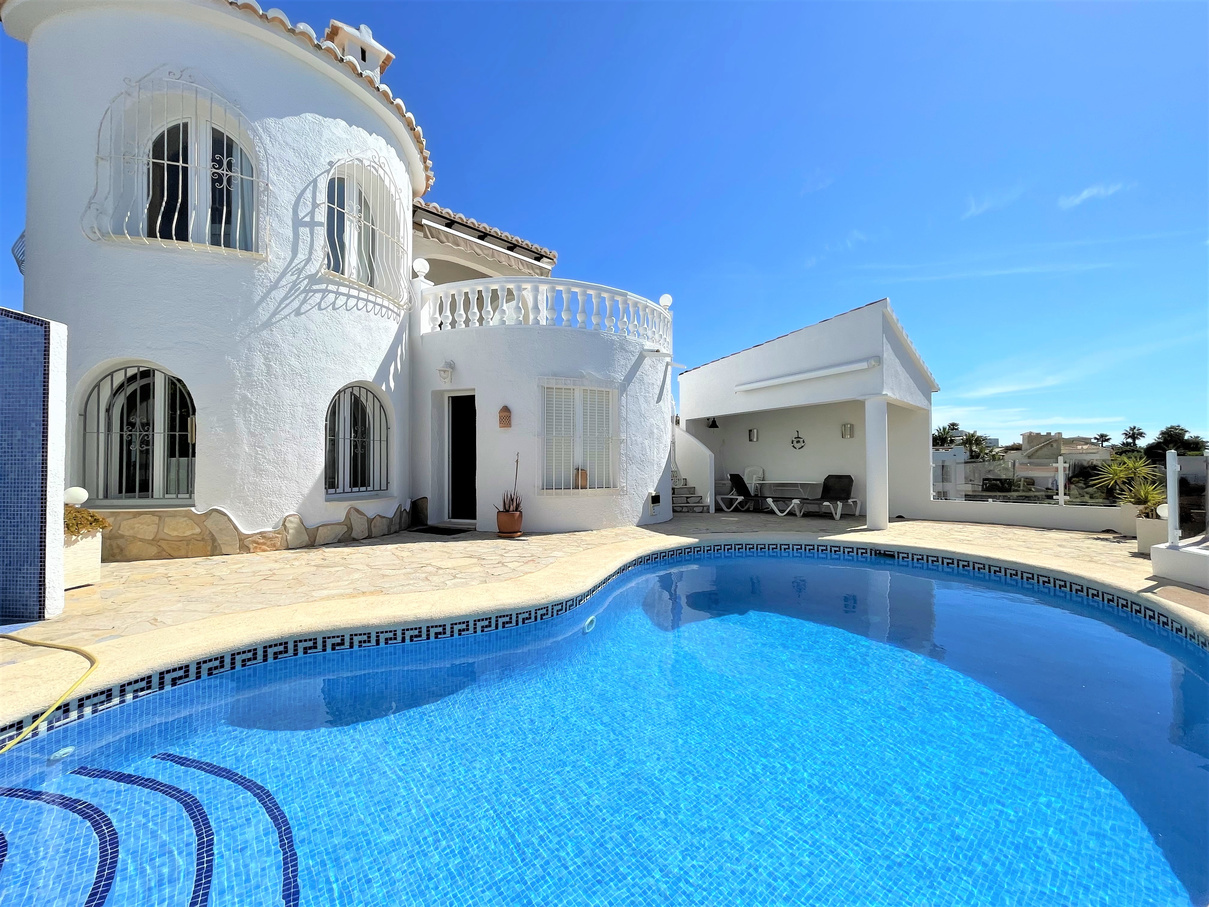 Dos apartamentos totalmente independientes en una villa con piscina y espectaculares vistas al mar, Benitachell