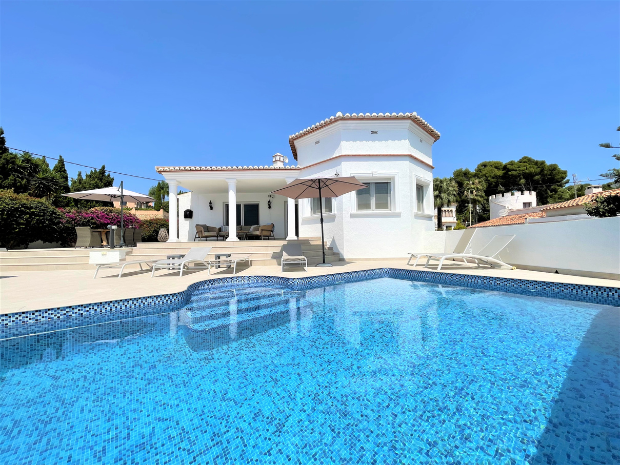 Total perfection, five bedrooms, six bathrooms at walking distance to the sea and to Moraira