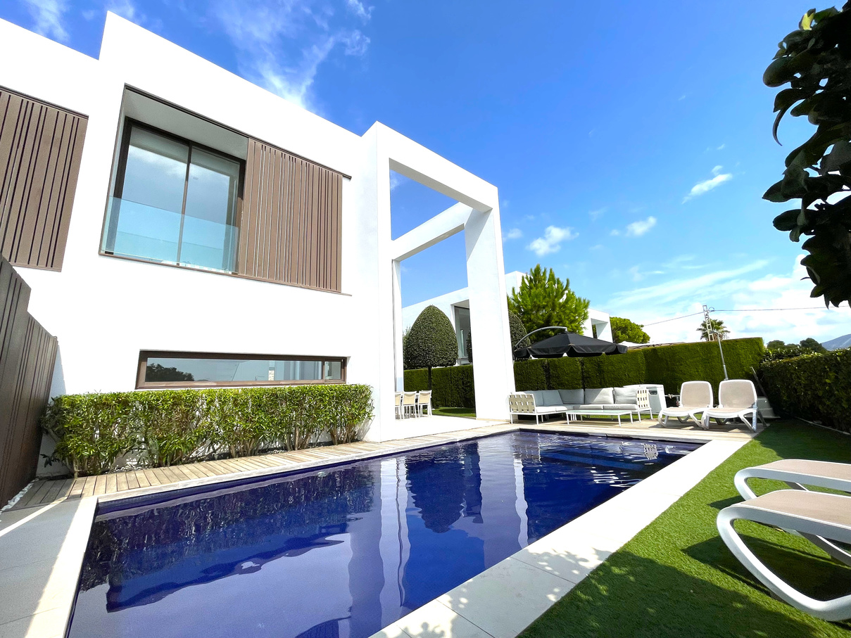 A superb and modern four bedroom, four bathroom villa with pool within a gated community, Moraira