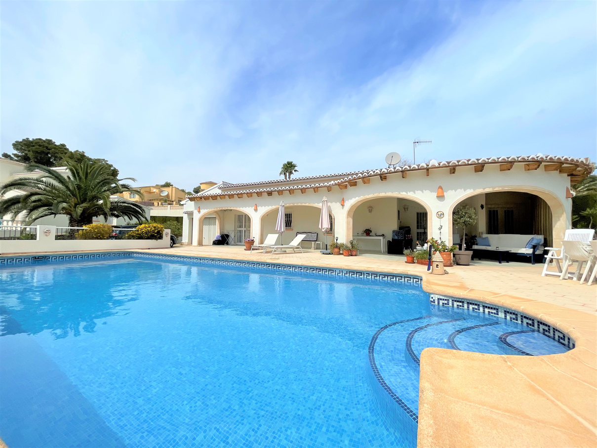 An immaculate three bedroom, two bathroom villa with pool and garage, all on one level and an easy walk to Moraira