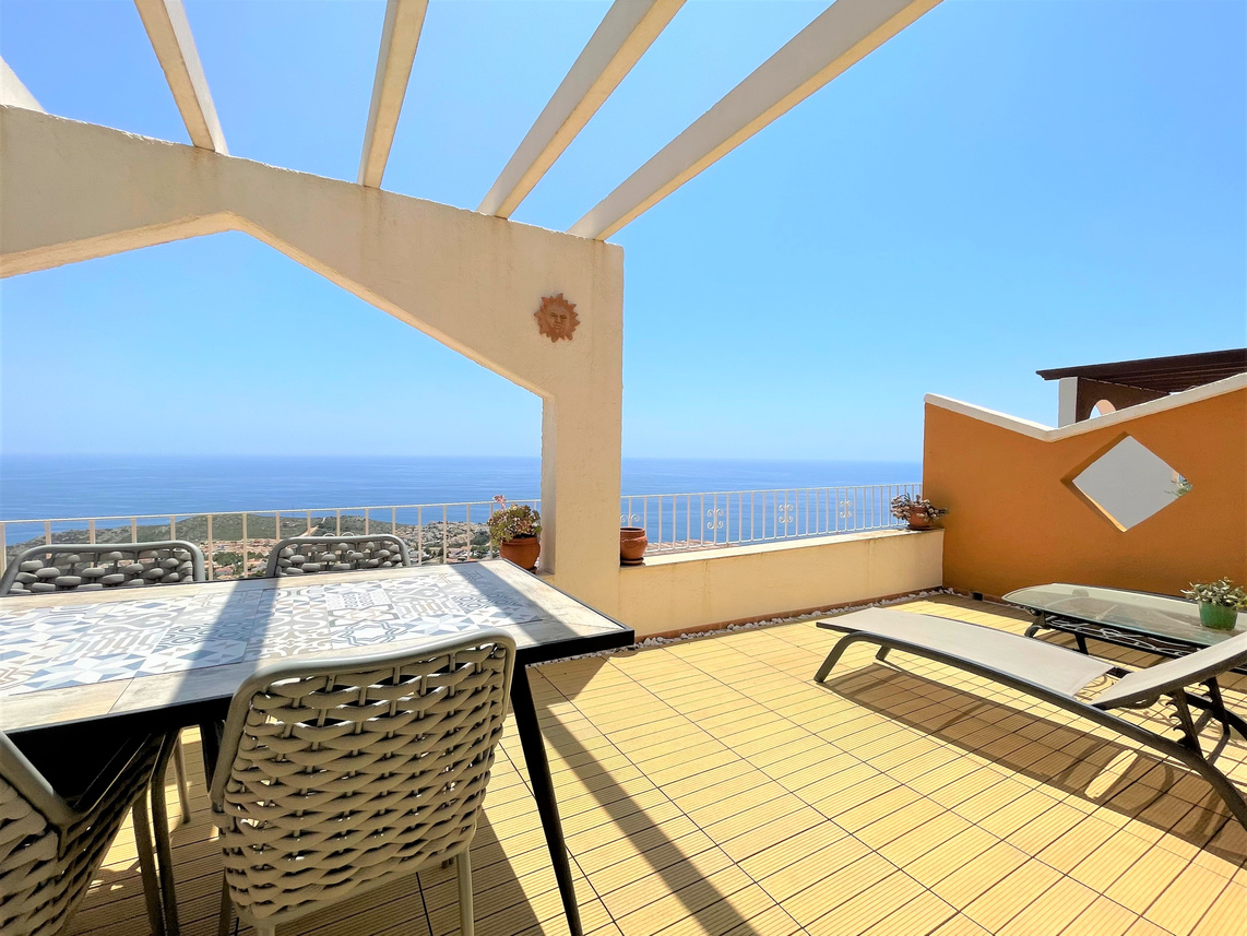 An immaculate two bedroom, one bathroom apartment with stunning sea views